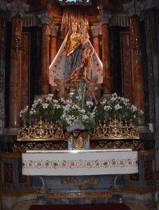 2005 Altar with tablecloth